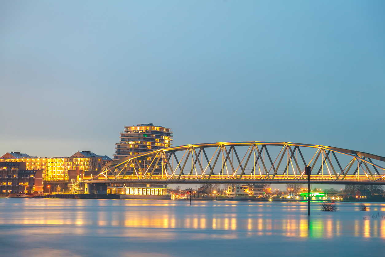 De spoorlijn bij Nijmegen over de rivier de Waal.