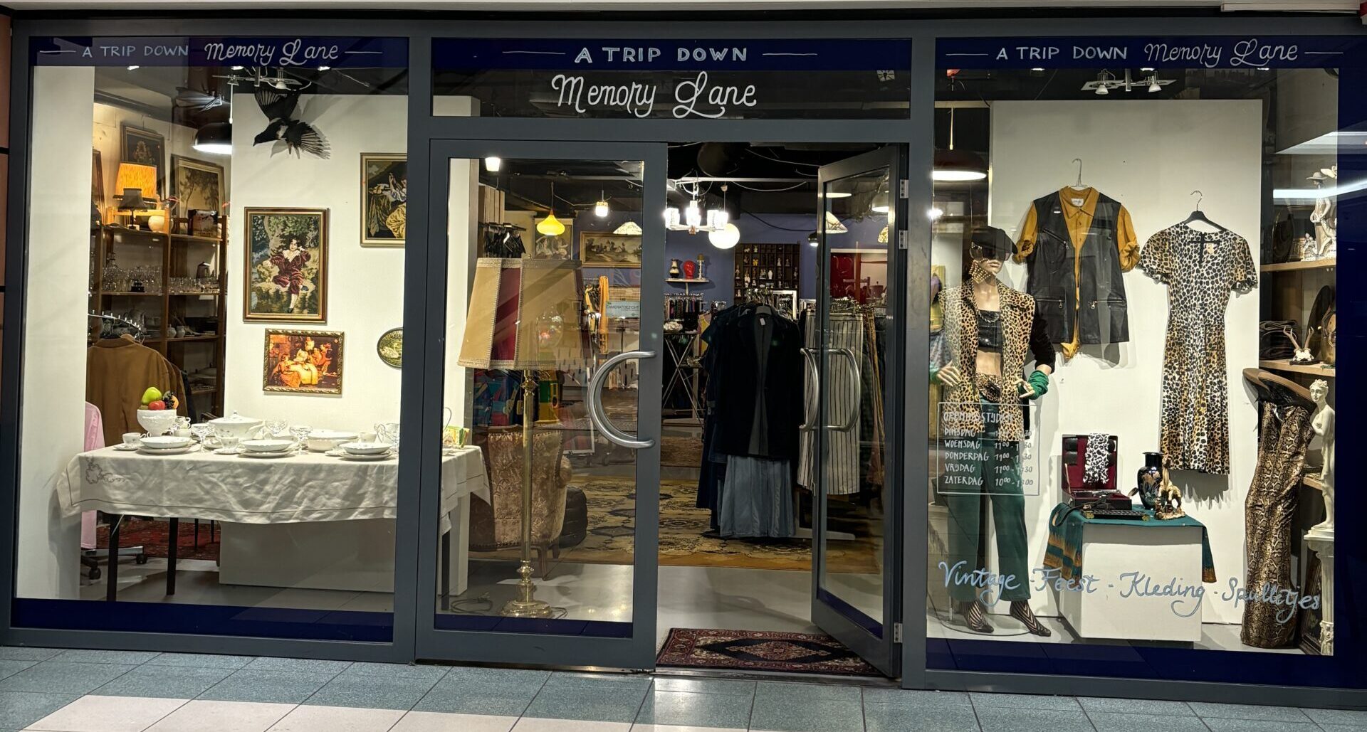 Voorkant vintage winkel/ A Trip Down Memory Lane.